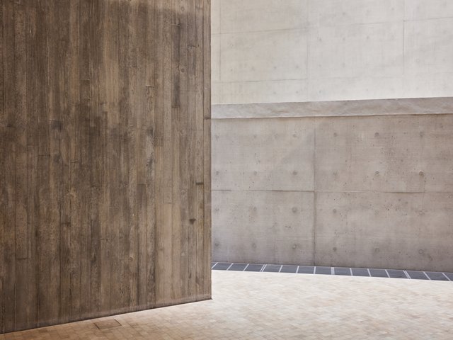 混凝土墙的一角。混凝土拥有木板的质感，仿佛印上木质纹理。